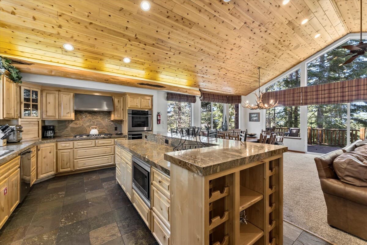 Spacious 6BR Lake Tahoe Retreat with Game Room - Photo 5