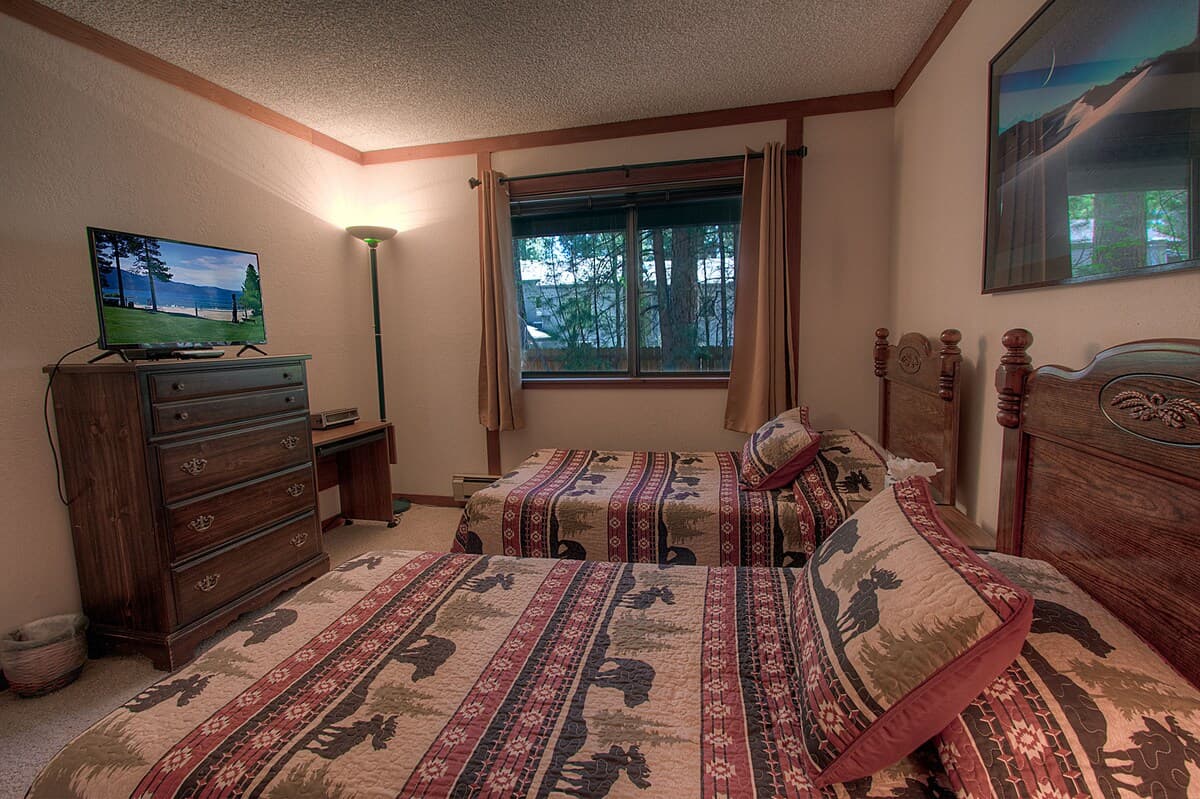 Condo in Incline Village · ★4.38 · 3 bedrooms · 4 beds · 2.5 private baths - Photo 4