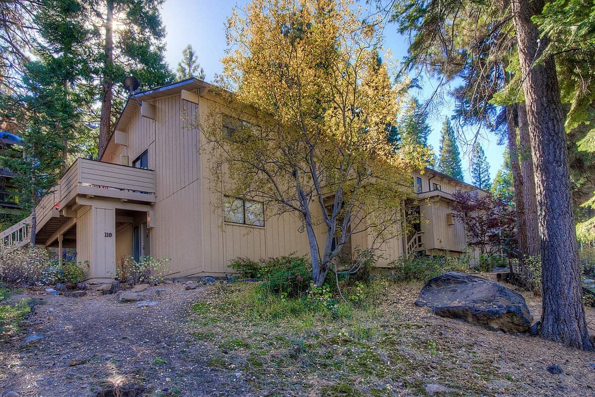 Condo in Incline Village · ★4.28 · 3 bedrooms · 4 beds · 2.5 private baths - Photo 2