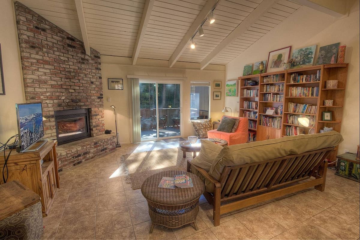 Condo in Incline Village · ★4.28 · 3 bedrooms · 4 beds · 2.5 private baths - Photo 1