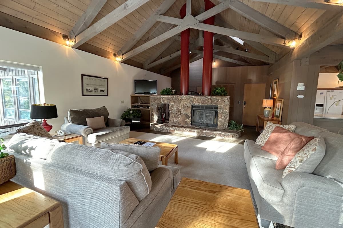 Home in Incline Village · ★4.46 · 3 bedrooms · 4 beds · 3.5 private baths - Photo 3