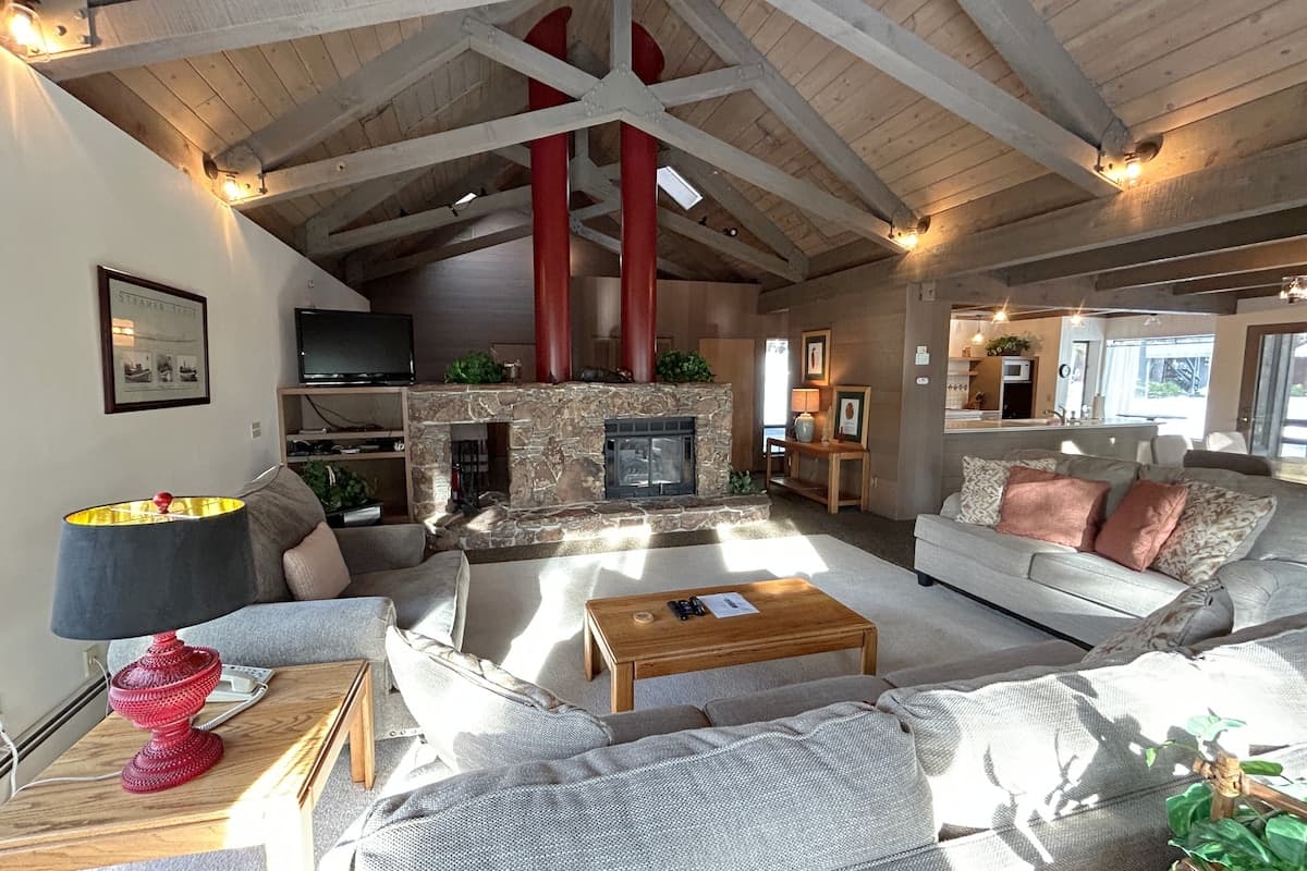 Home in Incline Village · ★4.46 · 3 bedrooms · 4 beds · 3.5 private baths - Photo 4