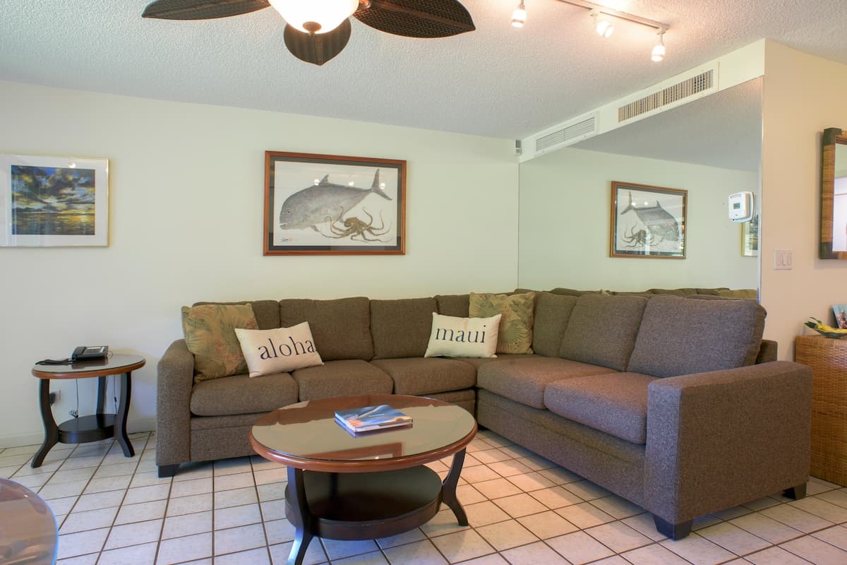 Condo in Lahaina · ★4.78 · 1 bedroom · 2 beds · 2 private baths - Photo 5