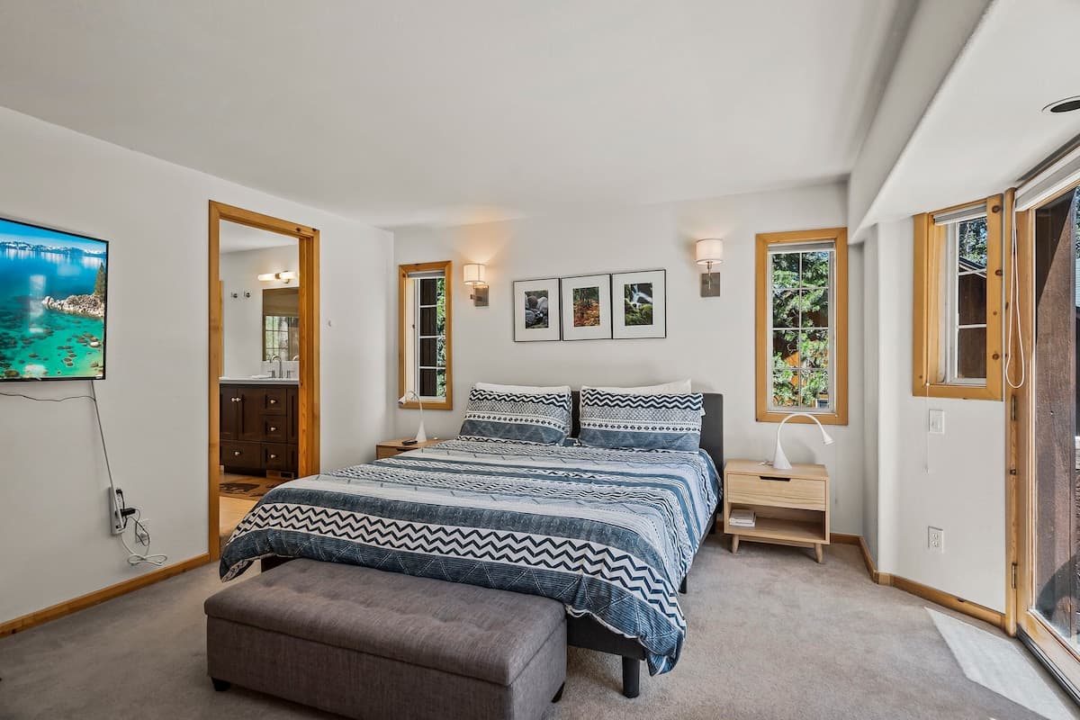 Tahoe Donner Mountain View Cabin with Pool Access - Photo 2