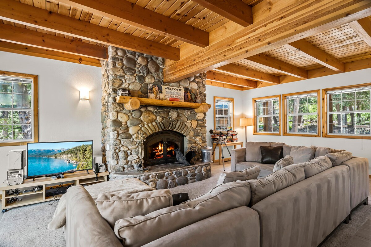 Tahoe Donner Mountain View Cabin with Pool Access - Photo 1