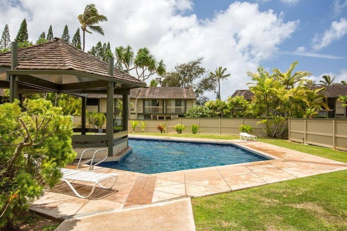 Condo in Kahuku · ★4.45 · 2 bedrooms · 4 beds · 1.5 private baths - Photo 2