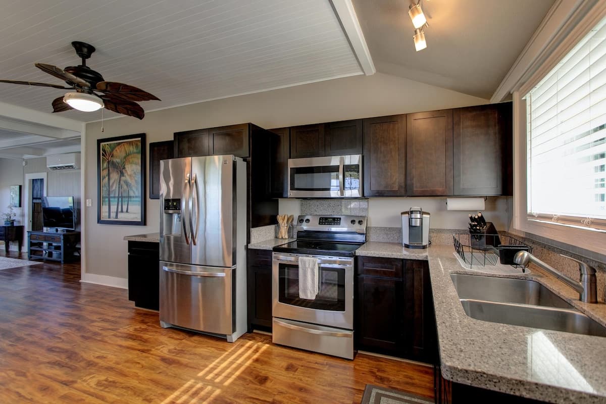Home in Pepeekeo · ★4.45 · 2 bedrooms · 2 beds · 1.5 baths - Photo 2