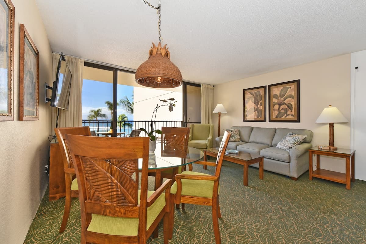 Condo in Lahaina · ★4.74 · 2 bedrooms · 4 beds · 2 baths - Photo 3