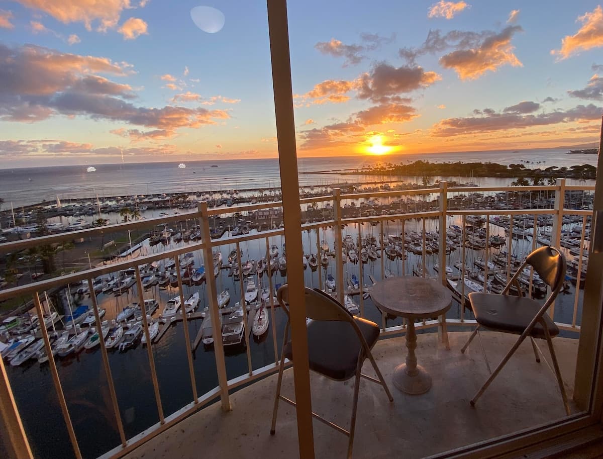 Condo in Honolulu · ★4.39 · 1 bedroom · 2 beds · 1 private bath - Photo 2
