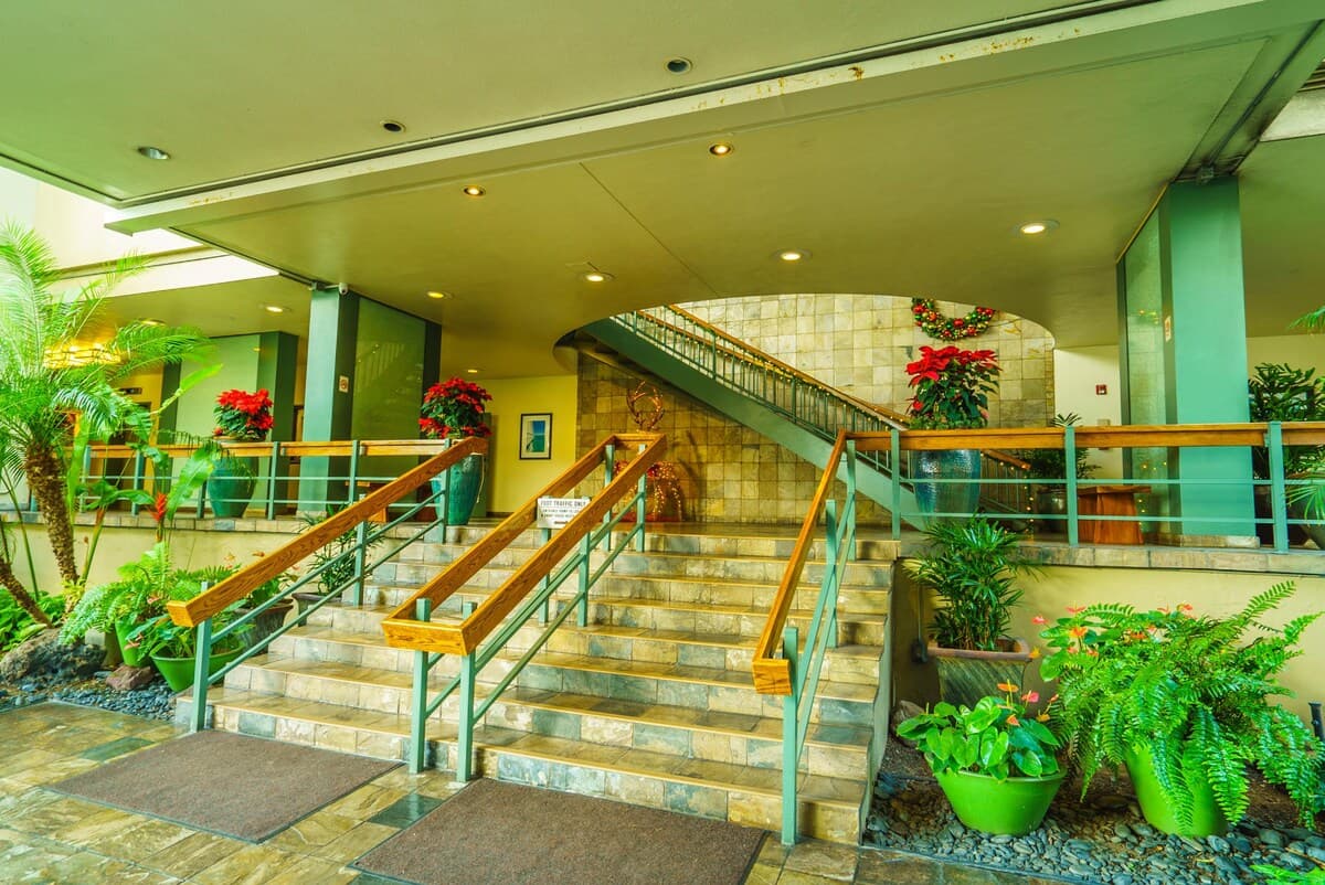 Condo in Honolulu · ★4.39 · 1 bedroom · 2 beds · 1 private bath - Photo 5