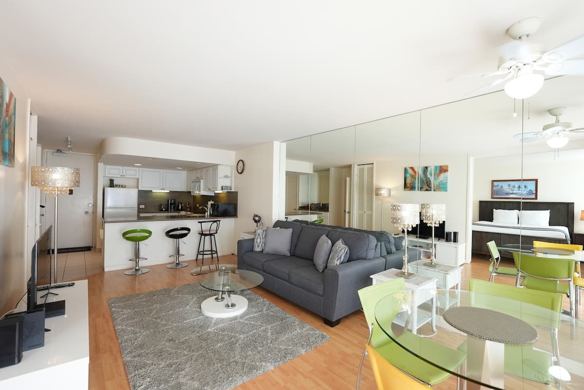 Condo in Honolulu · ★4.39 · 1 bedroom · 2 beds · 1 private bath - Photo 3