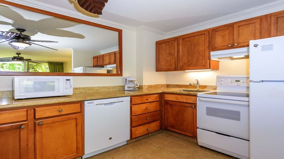 Condo in Lahaina · ★4.4 · 1 bedroom · 2 beds · 1 bath - Photo 4