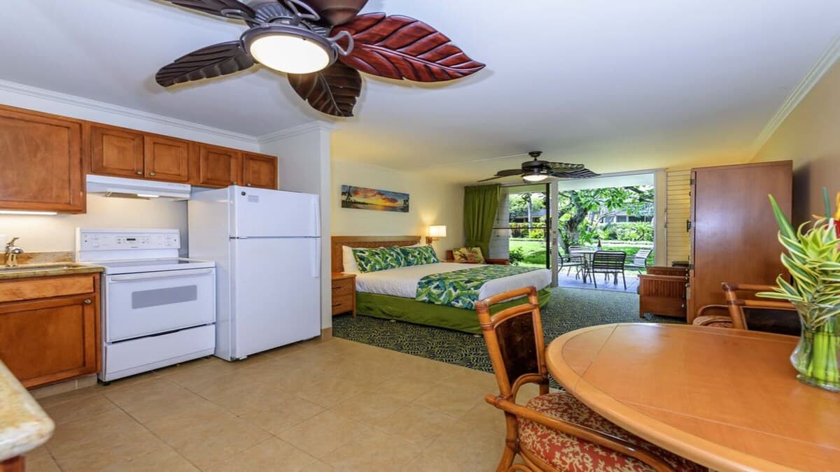 Condo in Lahaina · ★4.4 · 1 bedroom · 2 beds · 1 bath - Photo 3
