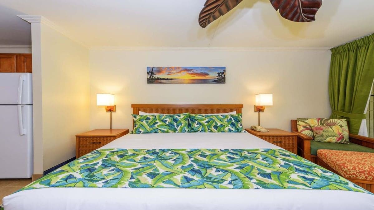 Condo in Lahaina · ★4.4 · 1 bedroom · 2 beds · 1 bath - Photo 2