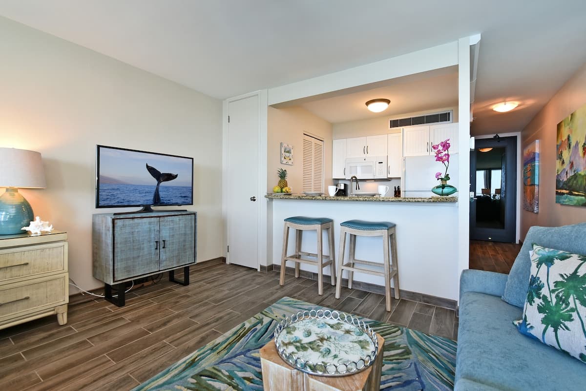 Condo in Lahaina · ★4.87 · 1 bedroom · 1 bed · 1 bath - Photo 4