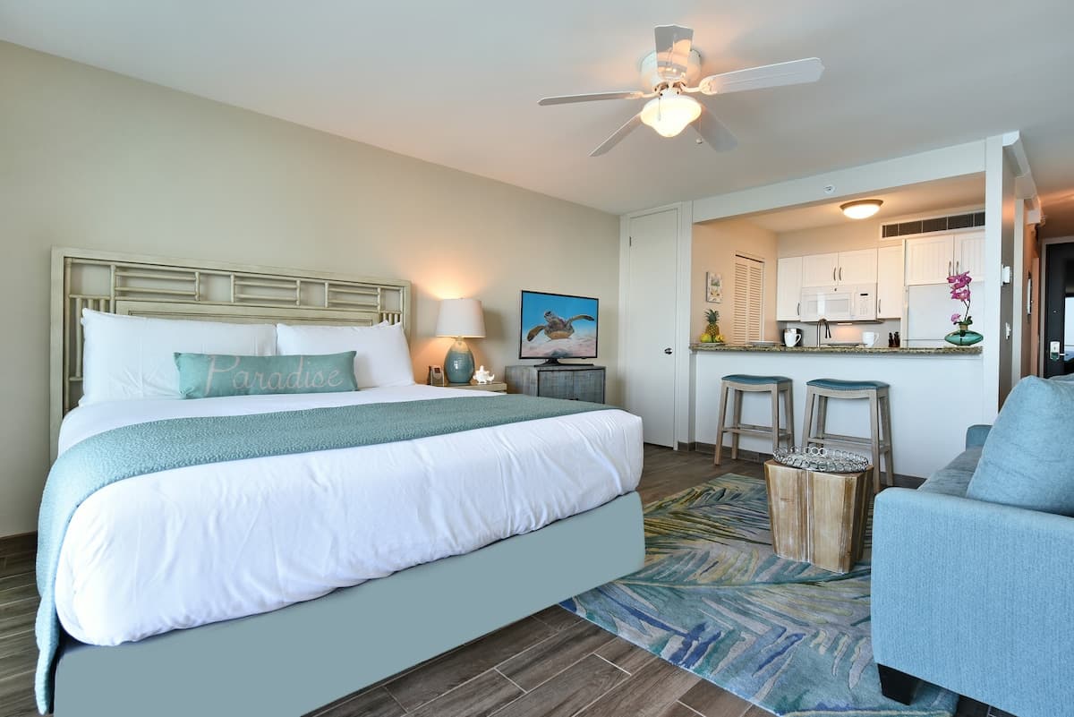 Condo in Lahaina · ★4.87 · 1 bedroom · 1 bed · 1 bath - Photo 3