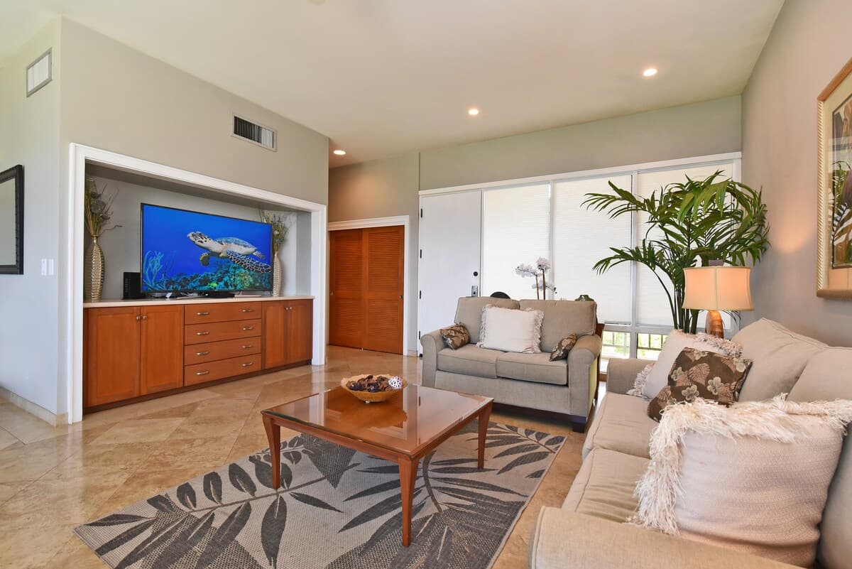 Condo in Lahaina · ★4.71 · 1 bedroom · 2 beds · 1 bath - Photo 5