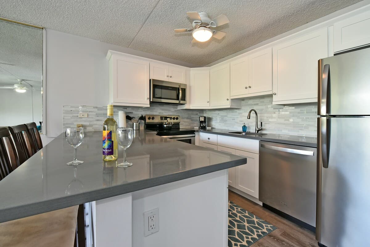 Condo in Kihei · ★4.64 · 1 bedroom · 2 beds · 1 bath - Photo 5