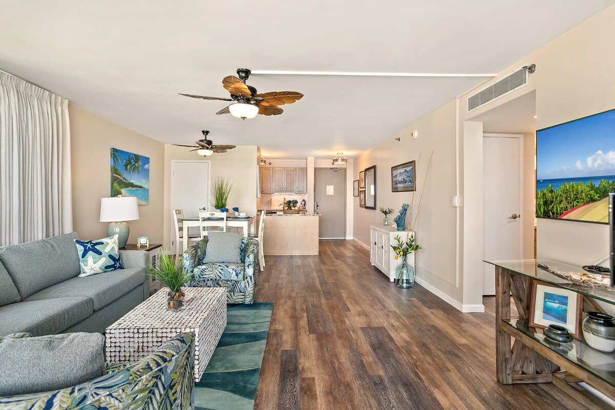 Condo in Lahaina · ★4.74 · 1 bedroom · 2 beds · 1 bath - Photo 4