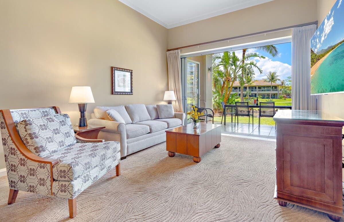 Condo in Lahaina · ★4.64 · 1 bedroom · 2 beds · 1 bath - Photo 2