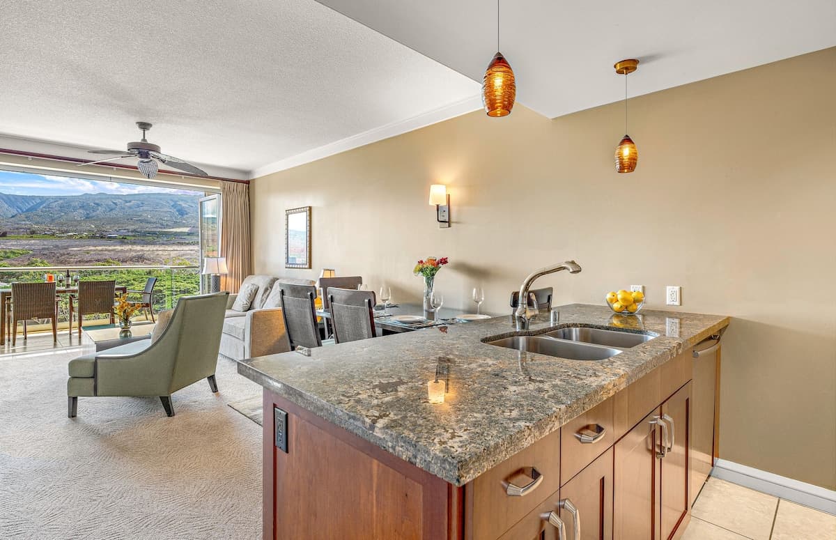 Condo in Lahaina · ★4.86 · 1 bedroom · 2 beds · 1 bath - Photo 4