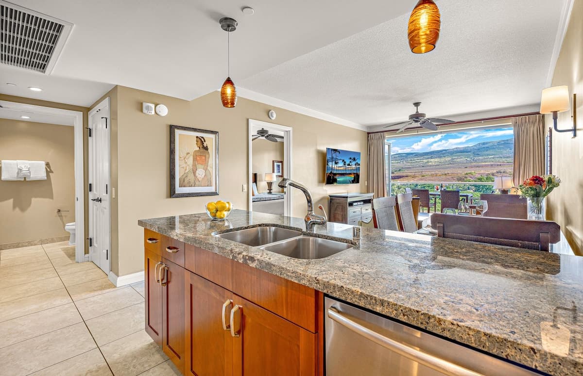 Condo in Lahaina · ★4.86 · 1 bedroom · 2 beds · 1 bath - Photo 3