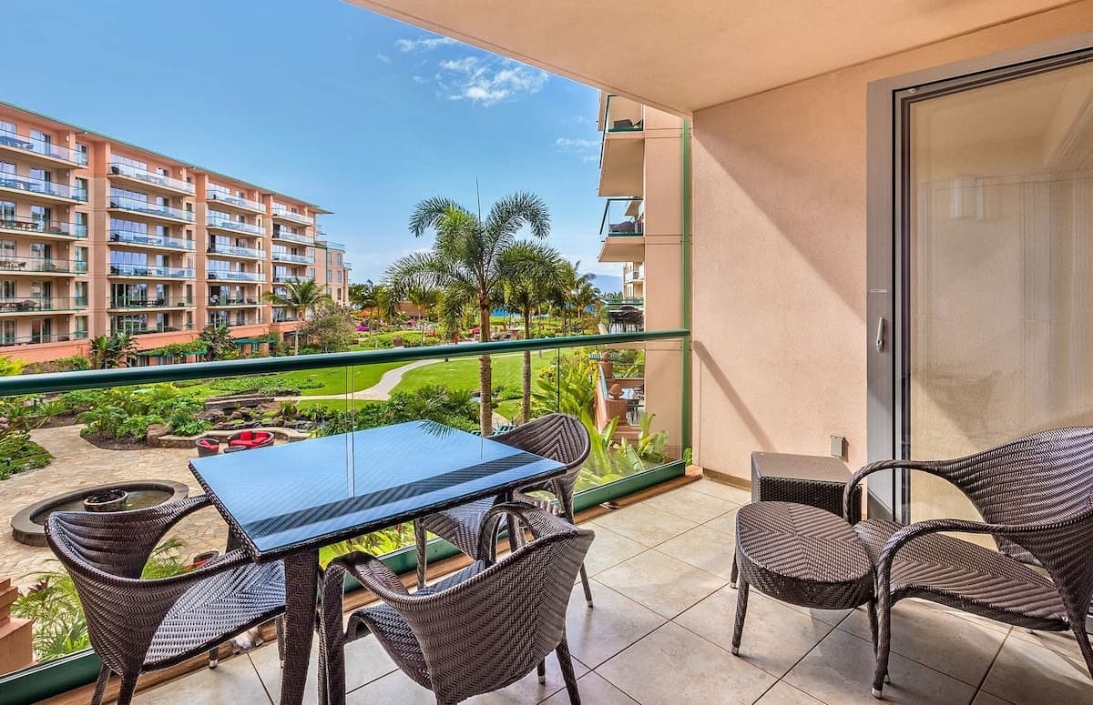 Condo in Lahaina · ★4.93 · Studio · 2 beds · 1 bath - Photo 2