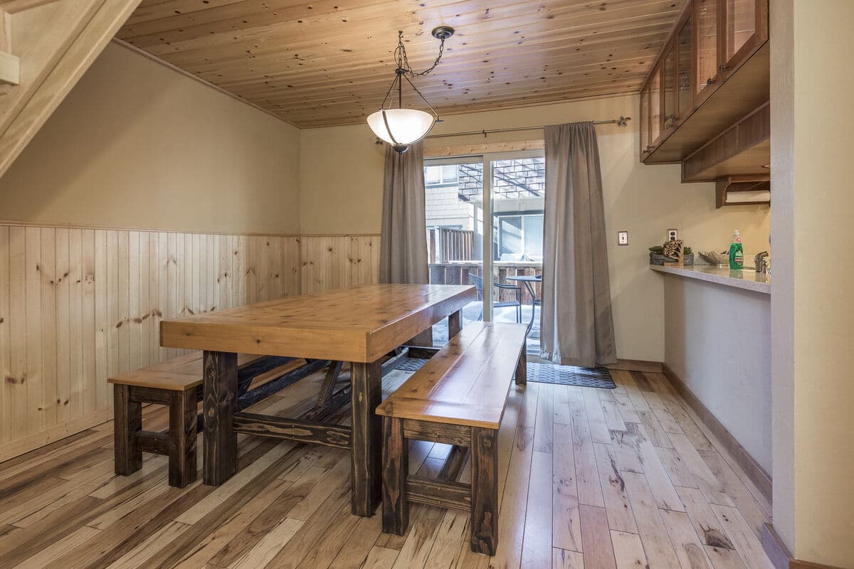 Luxury End-Unit Townhome Near Lake & Slopes - Photo 3