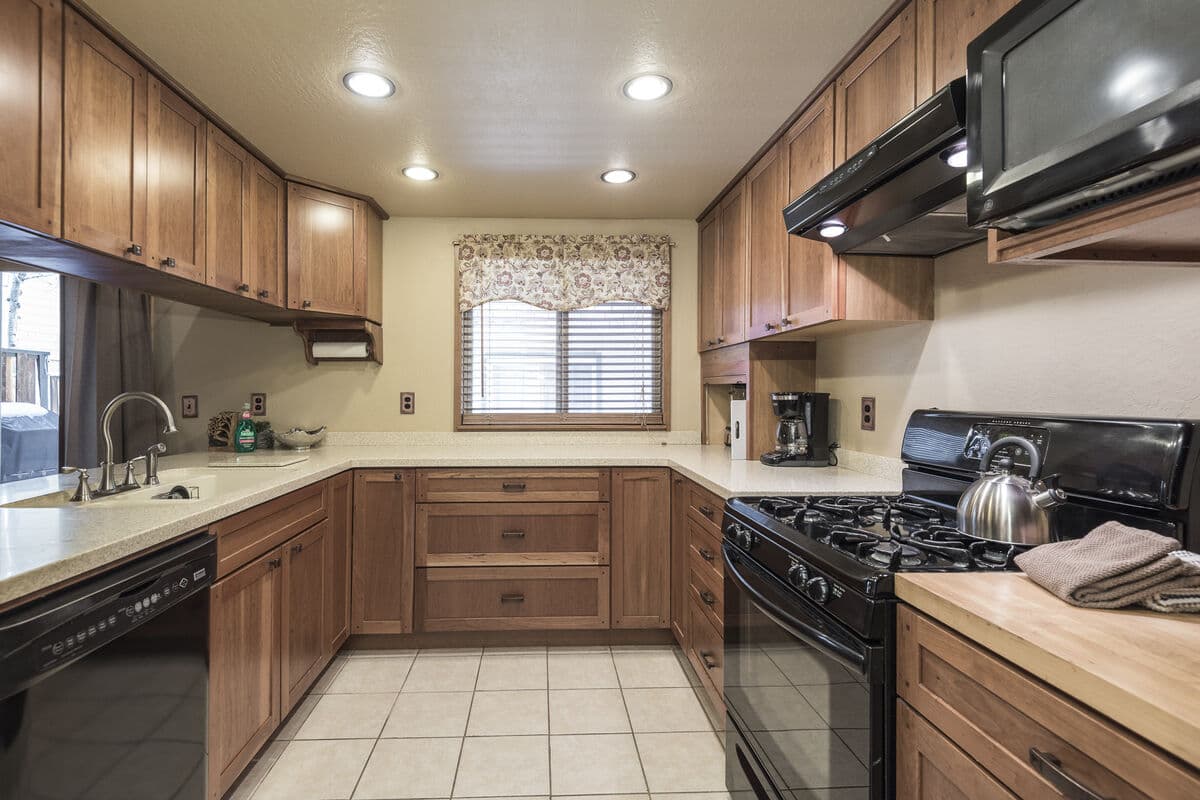 Luxury End-Unit Townhome Near Lake & Slopes - Photo 2