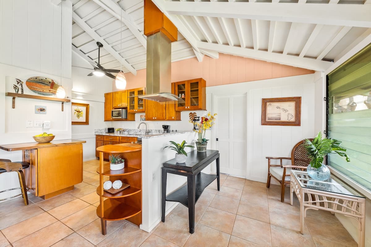 Home in Lahaina · ★4.44 · 2 bedrooms · 4 beds · 2 baths - Photo 5