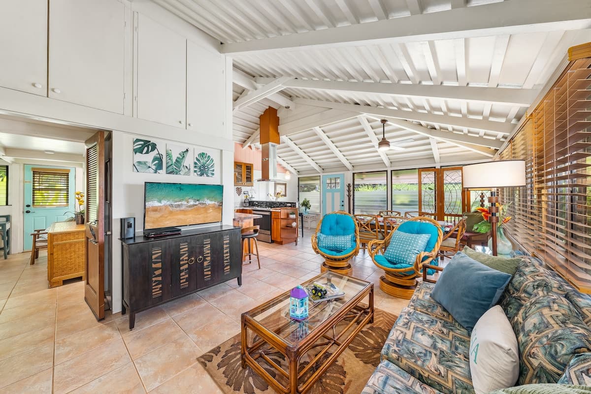 Home in Lahaina · ★4.44 · 2 bedrooms · 4 beds · 2 baths - Photo 2