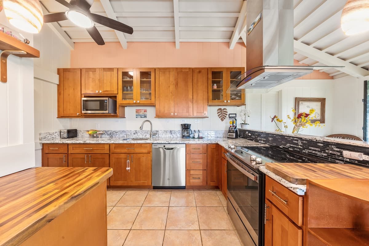 Home in Lahaina · ★4.44 · 2 bedrooms · 4 beds · 2 baths - Photo 4