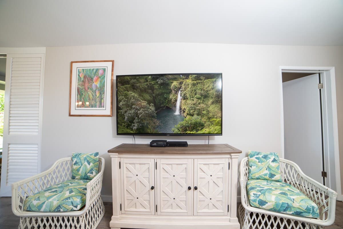 Condo in Lahaina · ★4.58 · 1 bedroom · 3 beds · 1 private bath - Photo 4