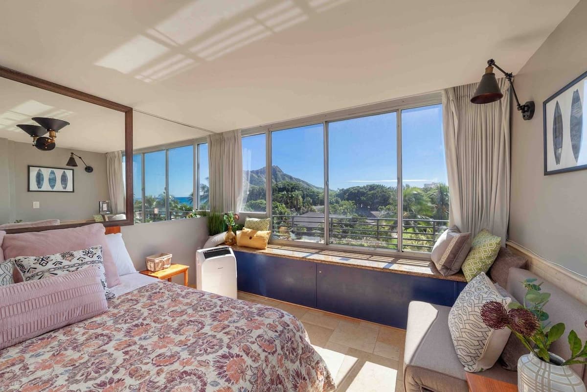 Condo in Honolulu · ★4.72 · 1 bedroom · 1 bed · 1 private bath - Photo 1