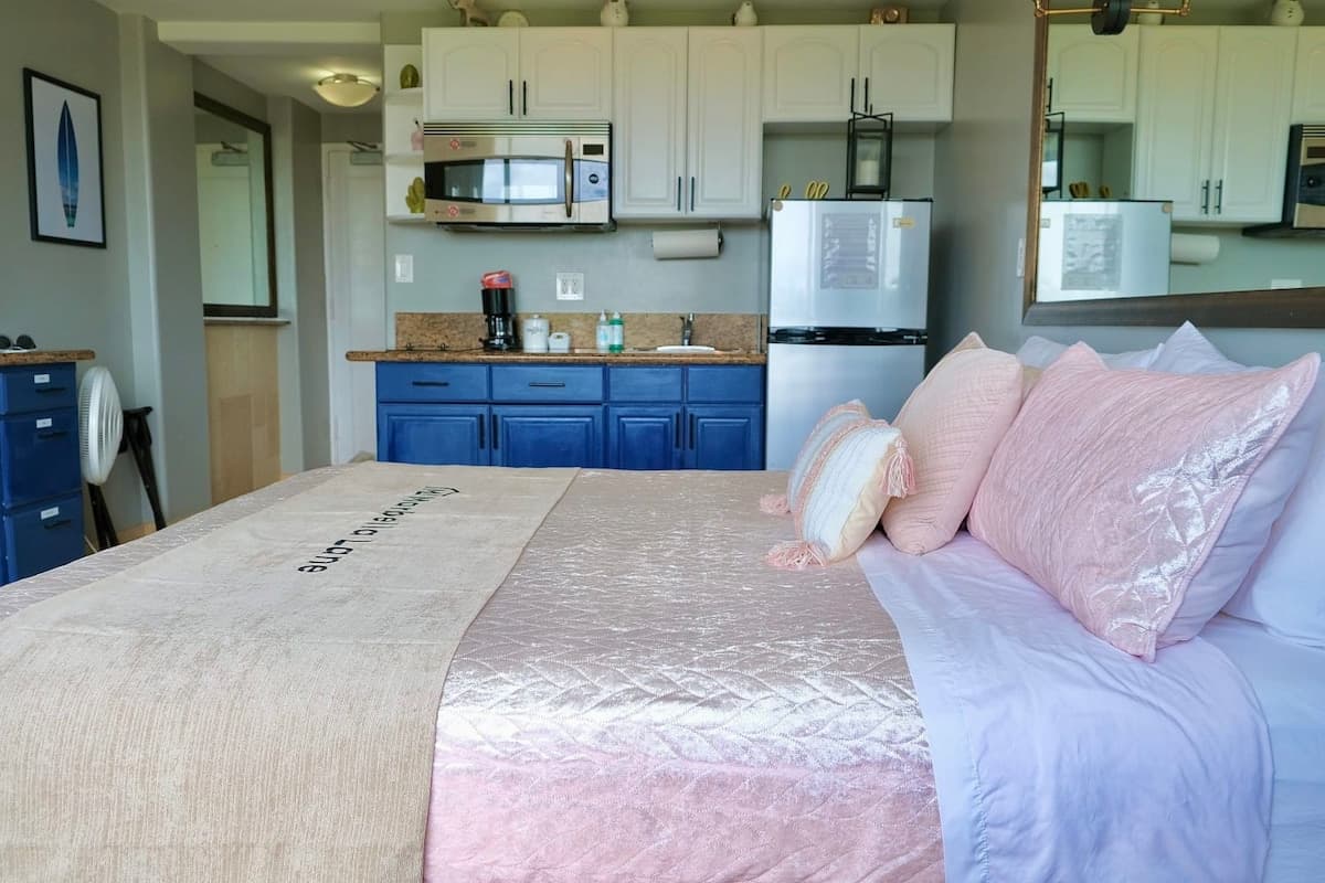 Condo in Honolulu · ★4.72 · 1 bedroom · 1 bed · 1 private bath - Photo 3