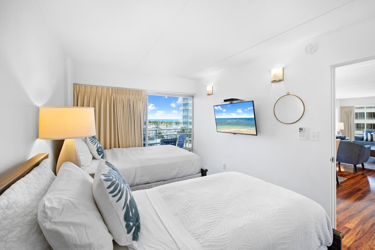 Breathtaking 2BR Ocean View near Waikiki Beach - Photo 2