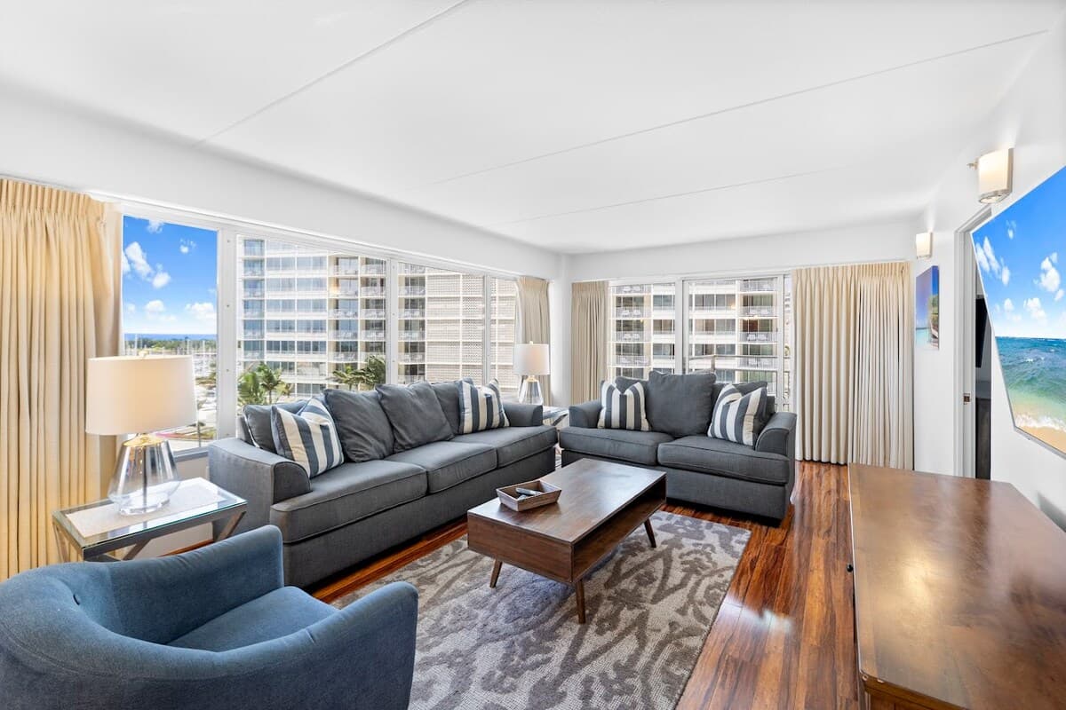 Breathtaking 2BR Ocean View near Waikiki Beach - Photo 3
