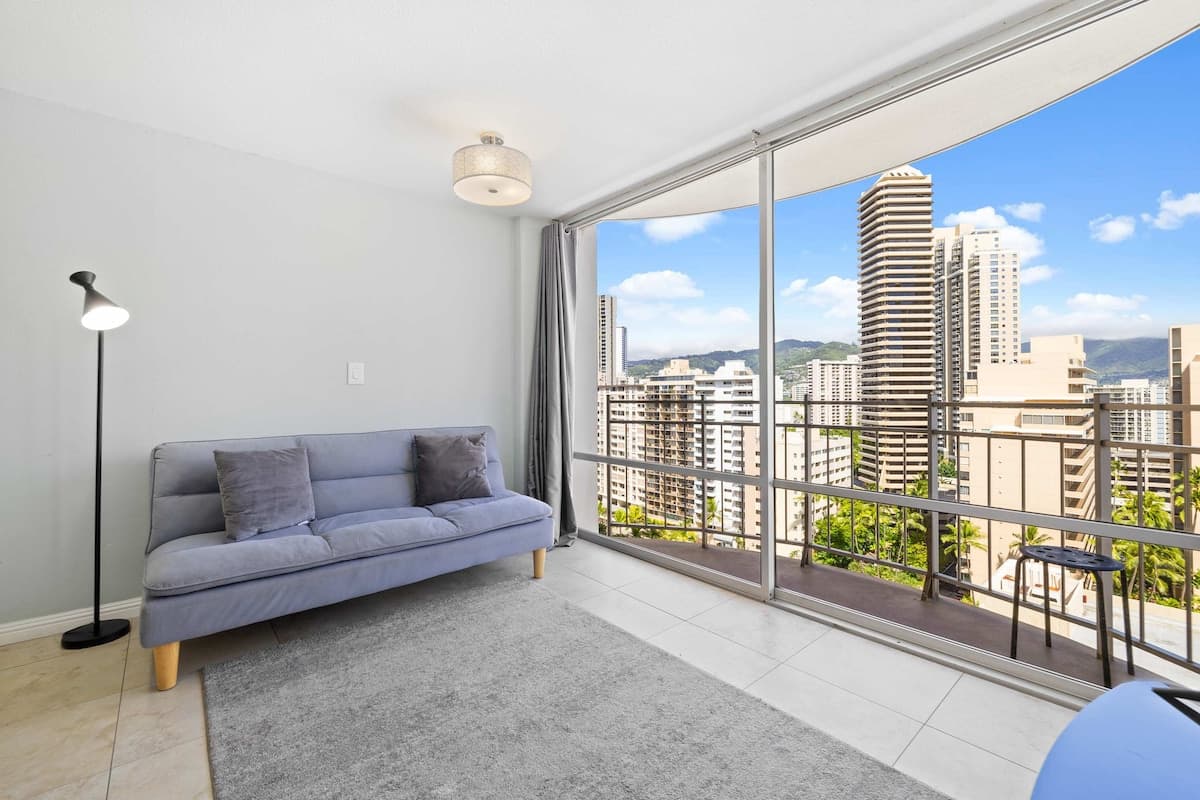 Prime Waikiki Stay – Steps to the Beach & Dining! - Photo 2