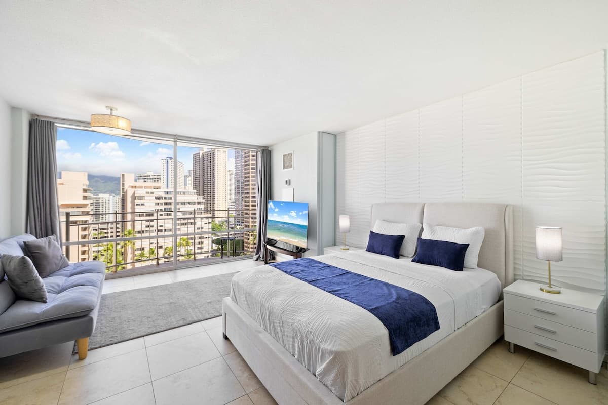 Prime Waikiki Stay – Steps to the Beach & Dining! - Photo 1