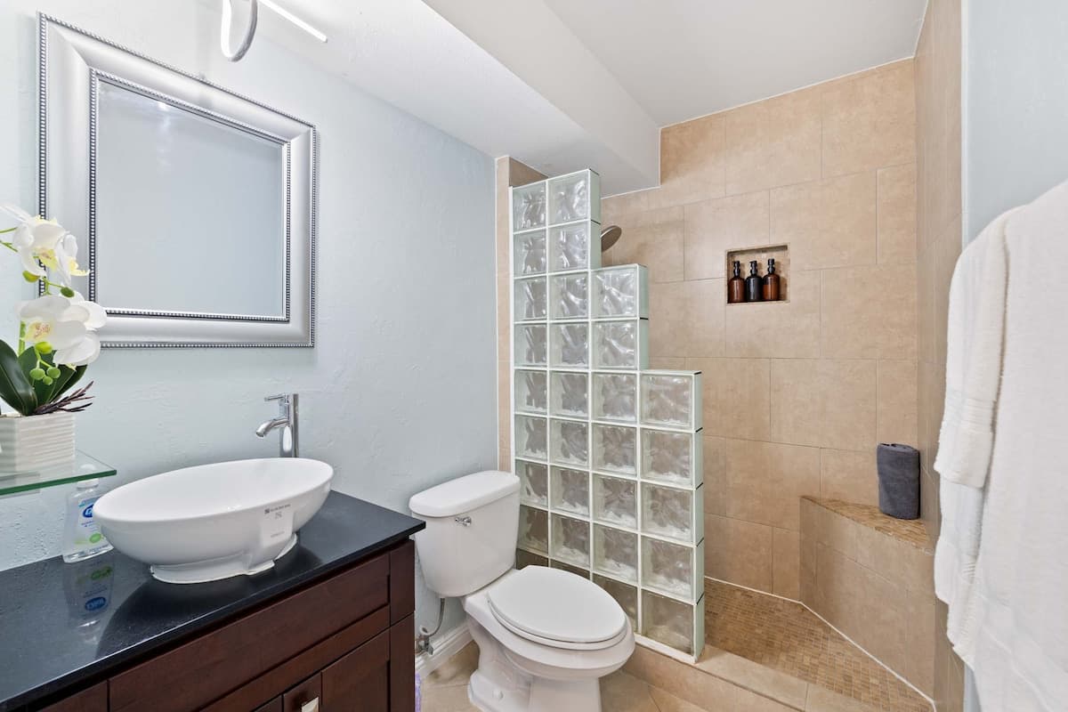 Prime Waikiki Stay – Steps to the Beach & Dining! - Photo 4