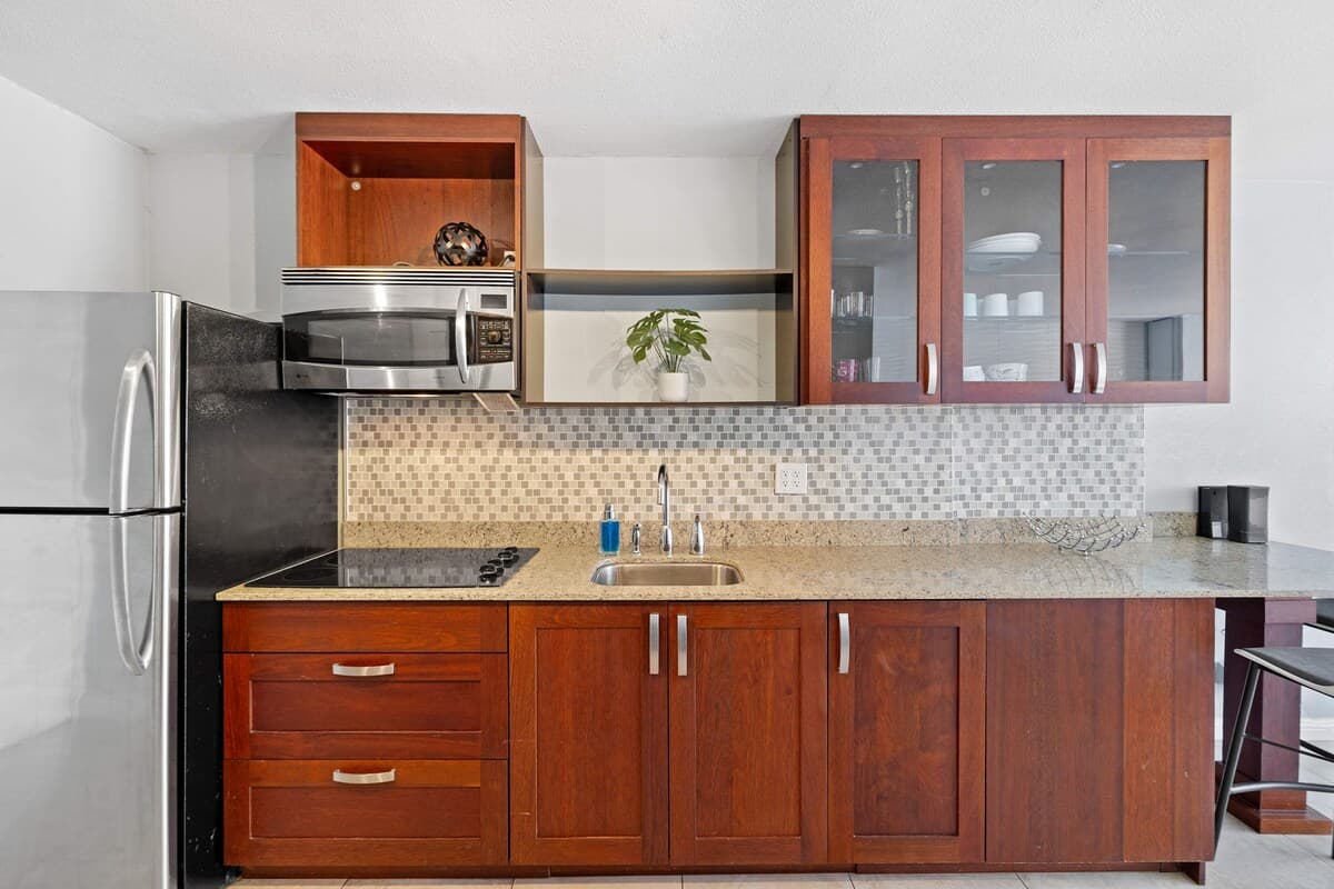 Prime Waikiki Stay – Steps to the Beach & Dining! - Photo 3