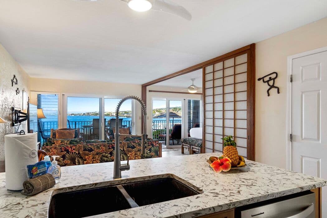 Condo in Kailua-Kona · ★5.0 · 2 bedrooms · 2 beds · 2 baths - Photo 3