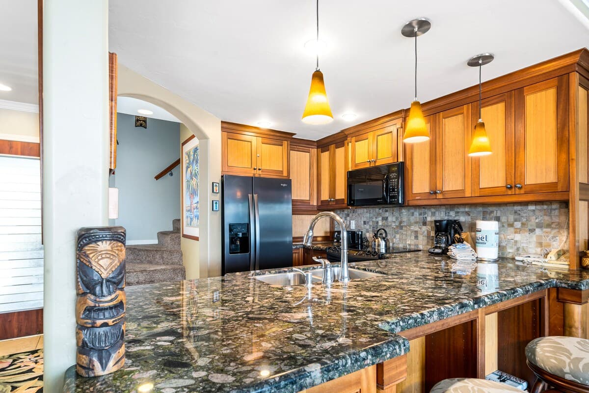 Condo in Lahaina · ★4.6 · 2 bedrooms · 3 beds · 2 baths - Photo 3