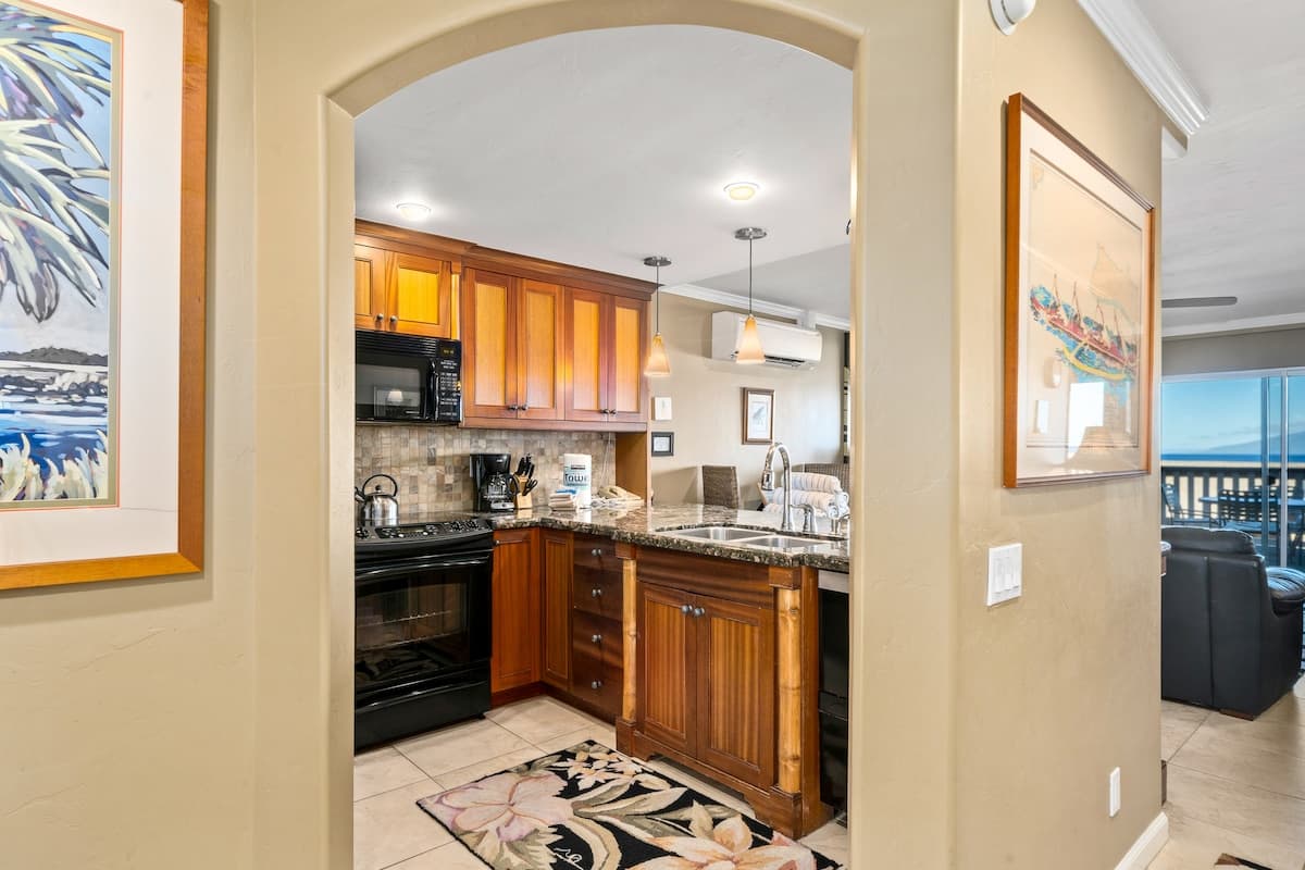 Condo in Lahaina · ★4.6 · 2 bedrooms · 3 beds · 2 baths - Photo 5