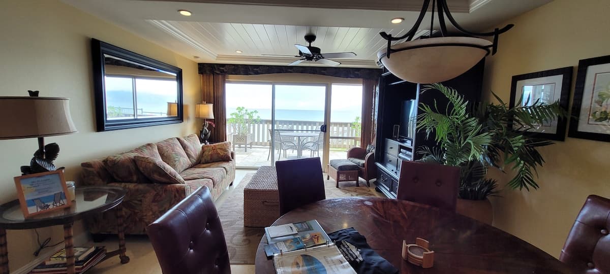 Condo in Lahaina · ★4.58 · 2 bedrooms · 4 beds · 2.5 baths - Photo 3