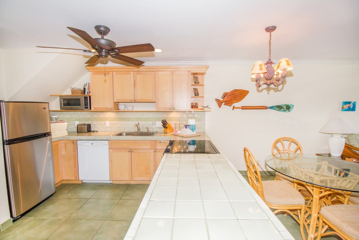 Condo in Lahaina · ★4.8 · 2 bedrooms · 3 beds · 2 private baths - Photo 5