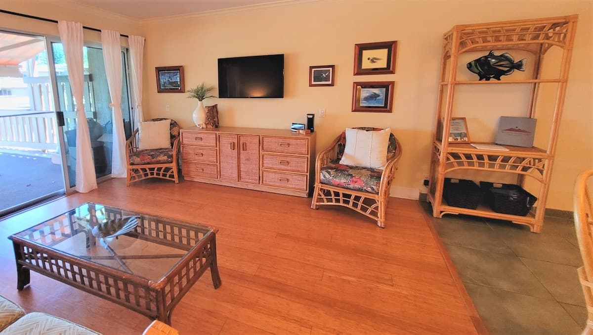 Condo in Lahaina · ★4.8 · 2 bedrooms · 3 beds · 2 private baths - Photo 3