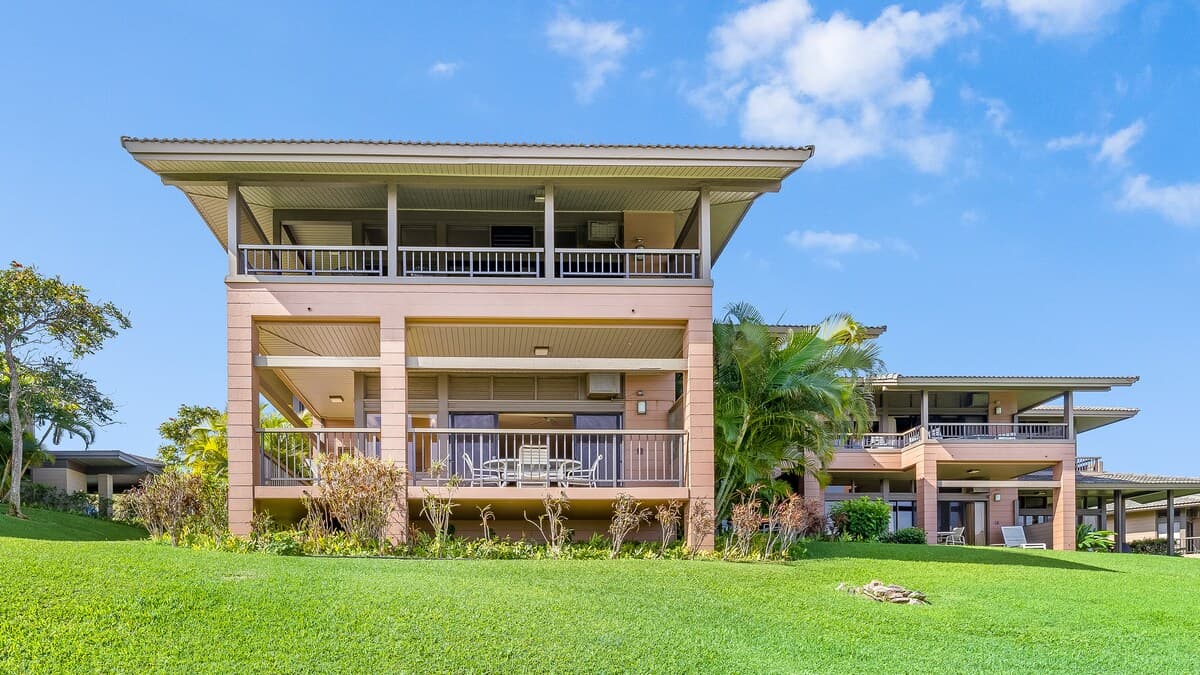 Condo in Lahaina · ★4.79 · 2 bedrooms · 3 beds · 3 private baths - Photo 3