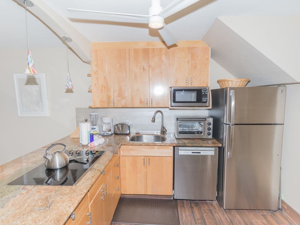 Condo in Lahaina · ★4.0 · 2 bedrooms · 4 beds · 2 baths - Photo 4