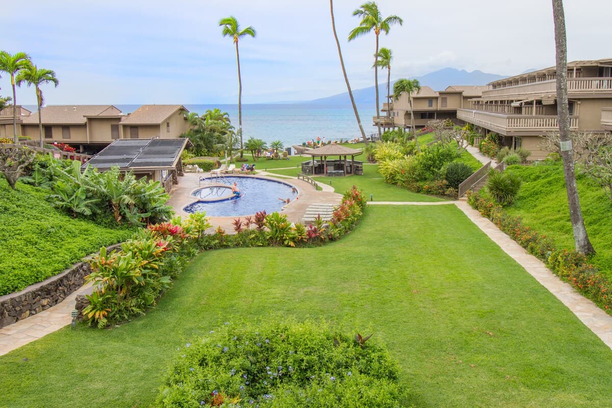 Condo in Lahaina · ★4.0 · 2 bedrooms · 4 beds · 2 baths - Photo 1